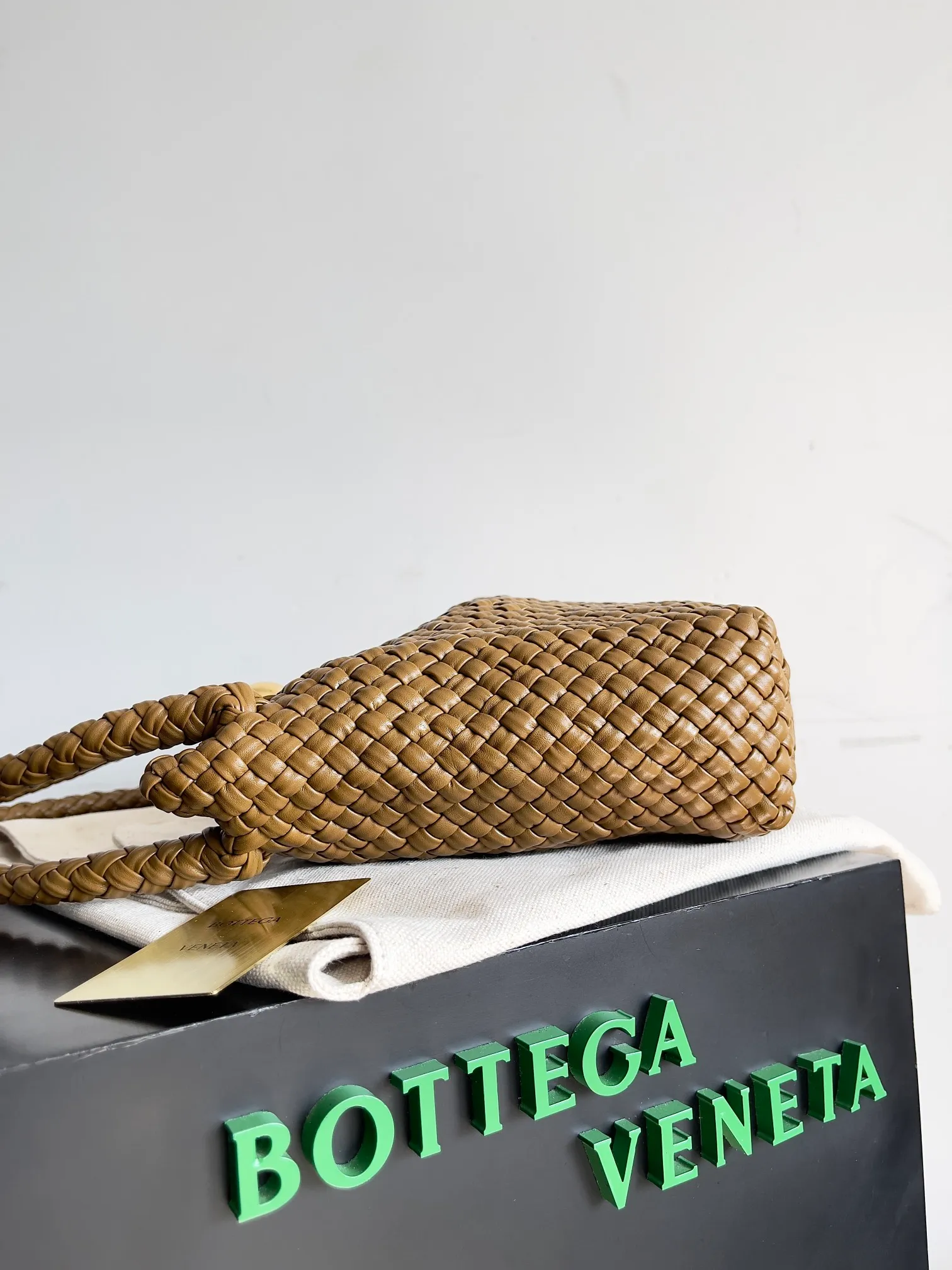 Batch 5760 BV collectible small woven handbags are really YYDS!! Bottega Veneta’s most classic small woven handbags are back! ! We use the highest quality leather with the highest craftsmanship❤️ to create the most expensive works. We have created the original Intrecciato leather weaving process❤️ This unique traditional exclusive leather weaving method has not only become our logo but also reflects the time-consuming and labor-intensive craftsmanship of our products❤️ The new TOSCA handbag must be a selection worth collecting🆕 Style number: 716974 Size: 27*9*18cm